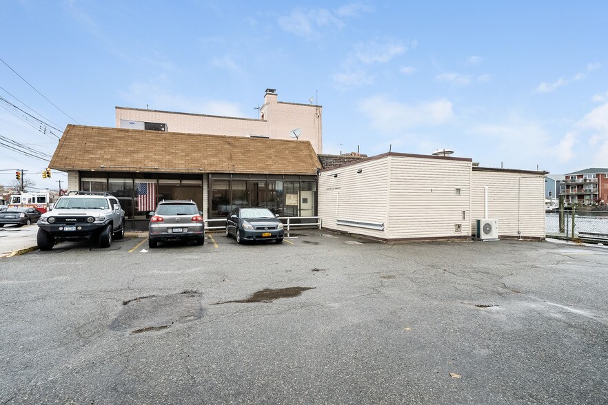 More Photos Of 15913 Crossbay Blvd, Howard Beach Storefront Retail Office For Lease