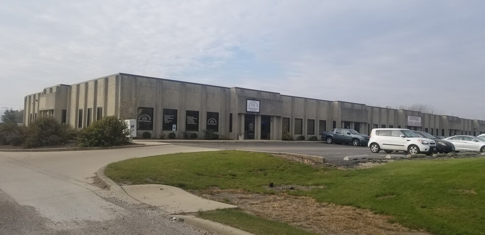 More Photos Of 850 Meadowview Crossing, West Chicago Showroom For Lease
