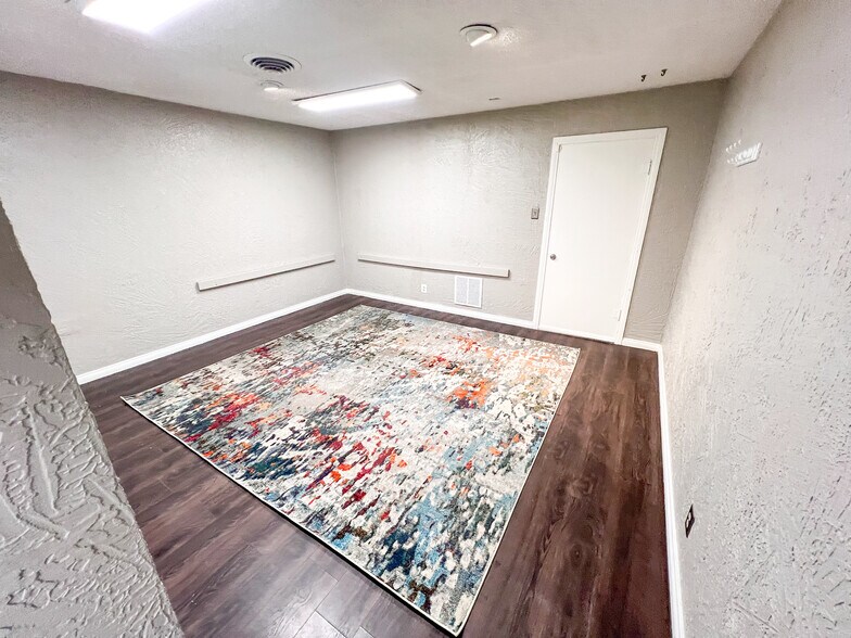 More Photos Of 1309 N Big Spring St, Midland Office For Lease