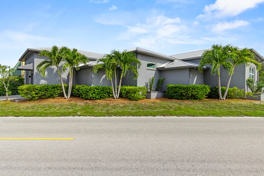 More Photos Of 319 SE Florida St, Stuart Warehouse For Sale