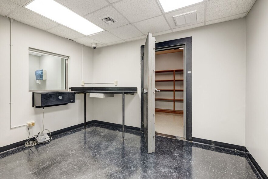 More Photos Of 403 W Admiral Doyle Dr, New Iberia Distribution For Lease