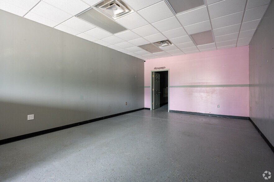 More Photos Of 2600 Dearing Ford Rd, Altavista Unknown For Lease