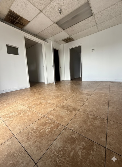 More Photos Of 4437-4451 Old Winter Garden Rd, Orlando Flex For Lease