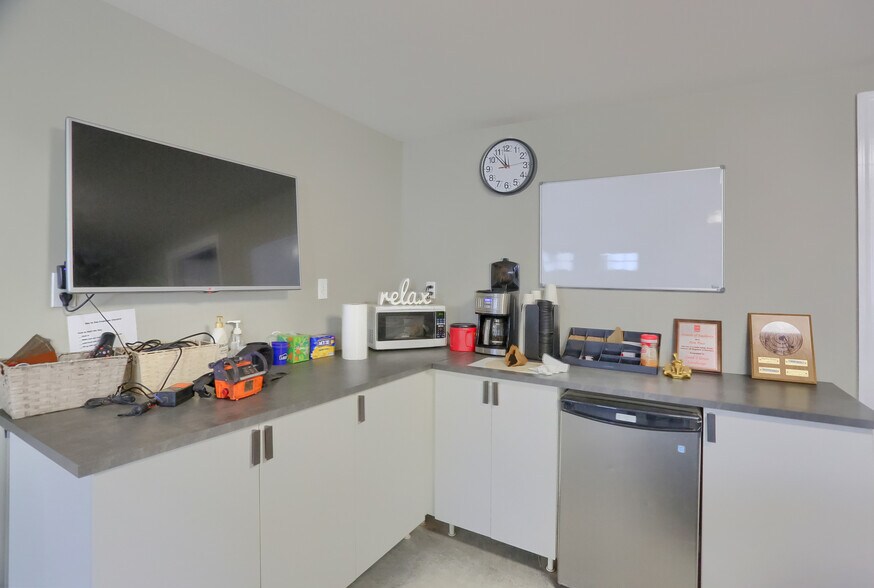 More Photos Of 115 W Main St, Evans City Freestanding For Sale