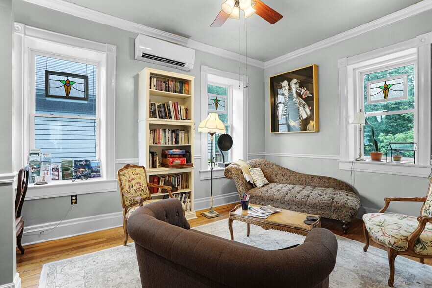 More Photos Of 504 W 5th St, Washington Hospitality For Sale