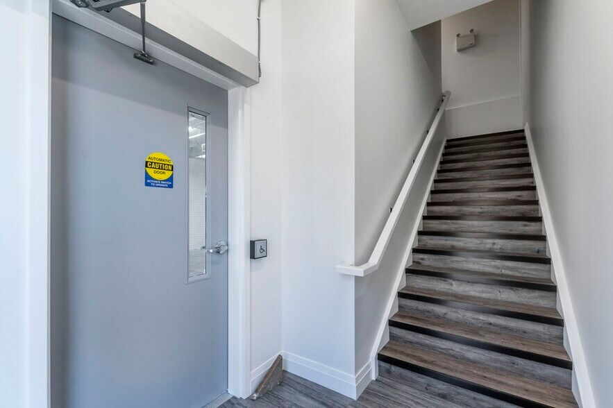 More Photos Of 587 Hanlon Creek Blvd, Guelph Showroom For Lease