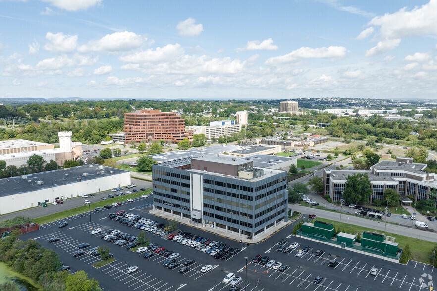 More Photos Of 1050 Wall St W, Lyndhurst Office For Lease
