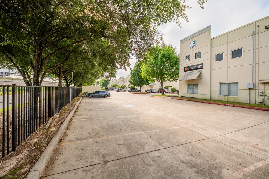 More Photos Of 5750 N Sam Houston Pky E, Houston Warehouse For Lease