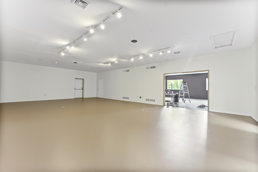 More Photos Of 935 Chestnut St, Gap Showroom For Sale