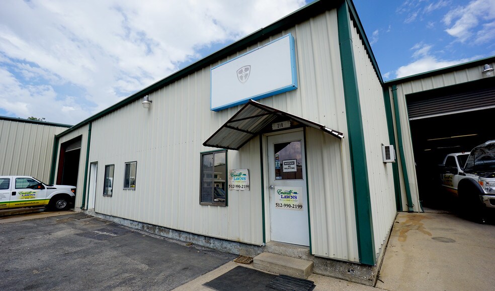 More Photos Of 18 Indian Meadows Dr, Round Rock Warehouse For Lease