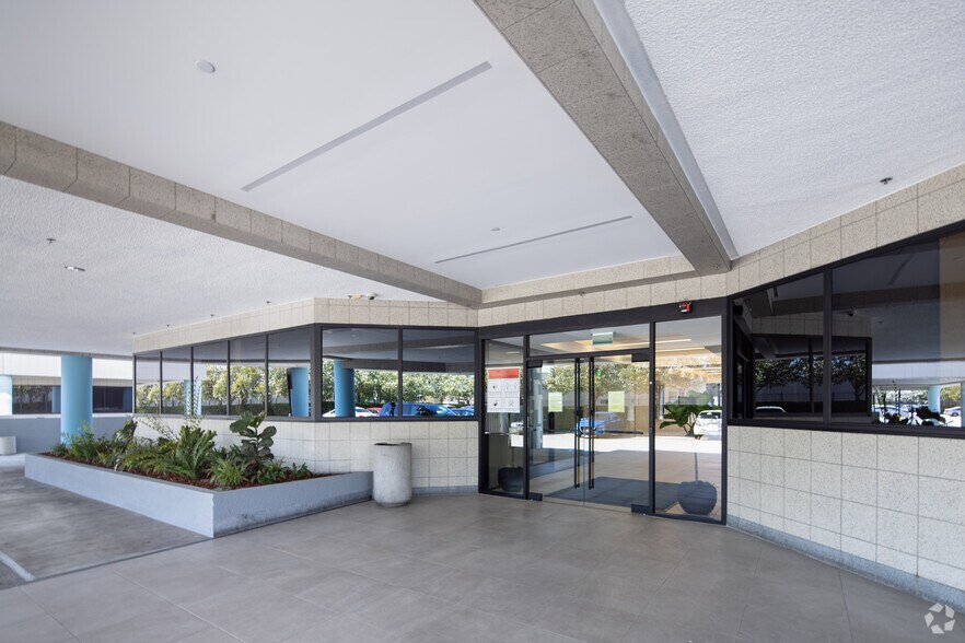 More Photos Of 6345 Balboa Blvd, Encino Unknown For Lease