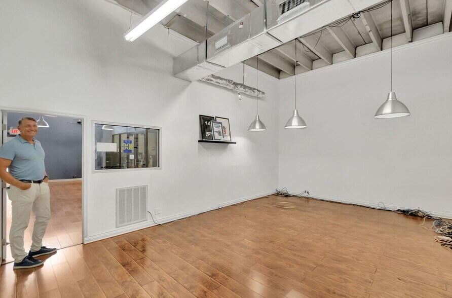 More Photos Of 3910 NW 2nd Ave, Miami Showroom For Sale