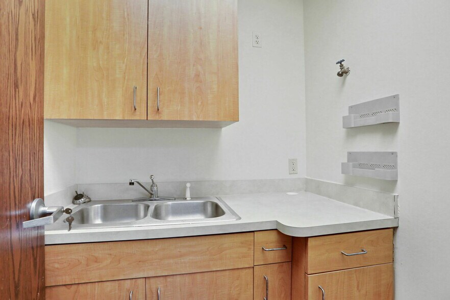 More Photos Of 1712-1736 University Blvd S, Jacksonville Medical For Sale