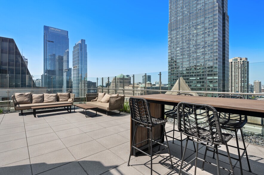 More Photos Of 121 W Wacker Dr, Chicago Office For Lease