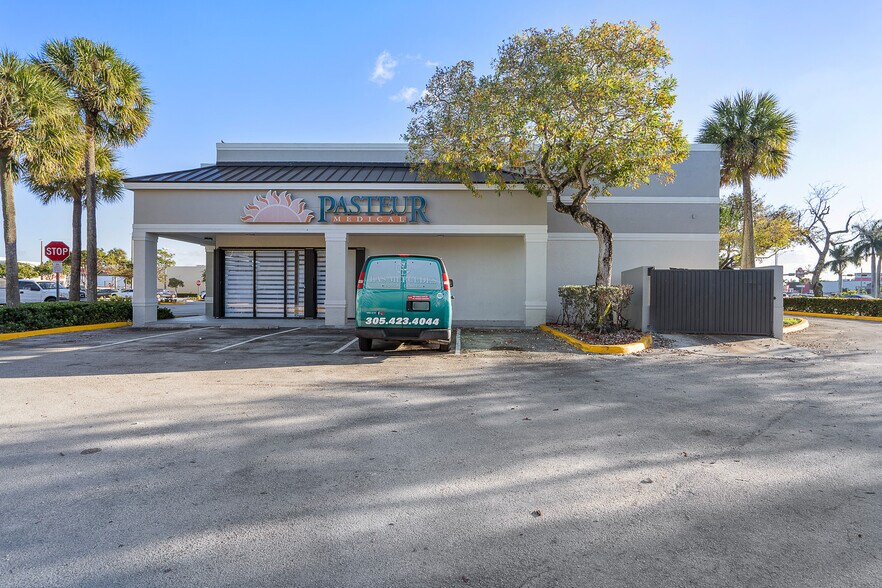 More Photos Of 3300-3320 W 84th St, Hialeah Storefront For Sale