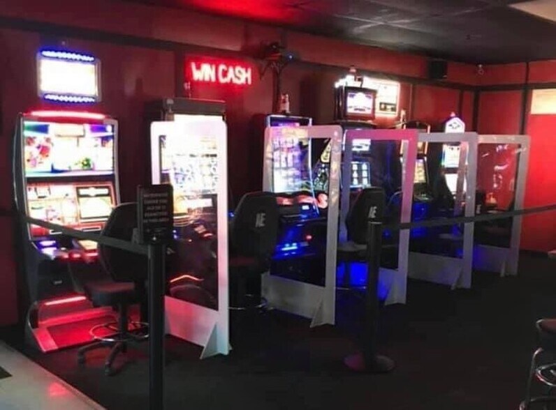 More Photos Of 251 Derby St, Pekin Bar For Lease