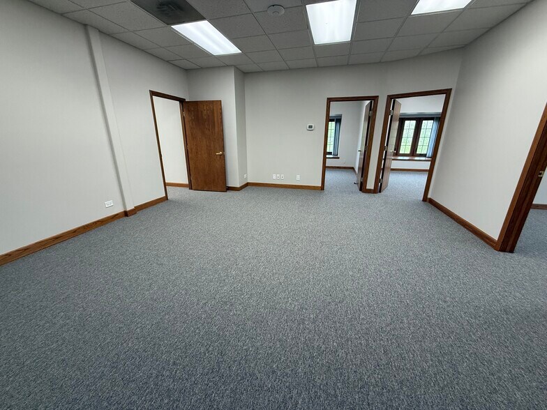 More Photos Of 28085 N Ashley Cir, Libertyville Medical For Sale