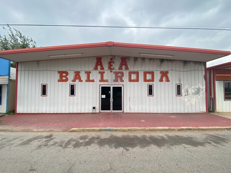 More Photos Of 119 S Commerce St, Dilley Storefront Retail Residential For Sale