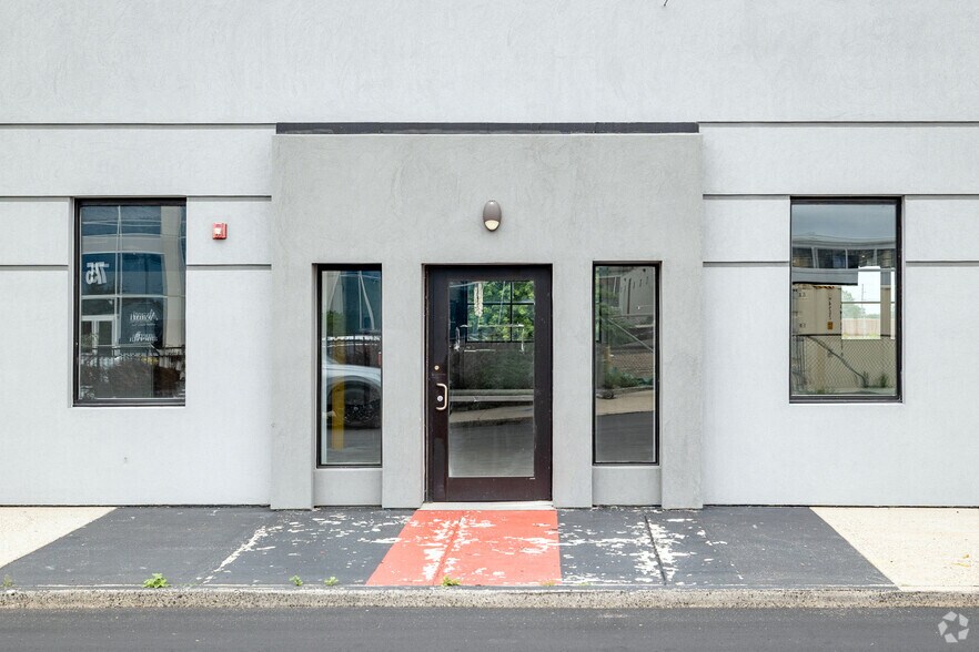 More Photos Of 50 Nassau Terminal Rd, New Hyde Park Warehouse For Lease