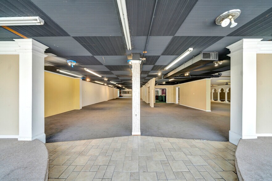 More Photos Of 10509 Dixie Hwy, Louisville Freestanding For Lease