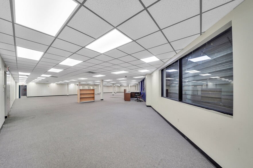 More Photos Of 150 W Sunrise Hwy, Lindenhurst General Retail For Lease