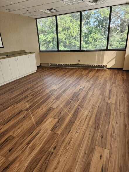 More Photos Of 619 Enterprise Dr, Oak Brook Medical For Lease