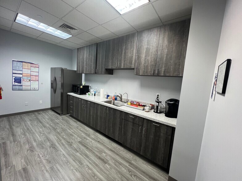 More Photos Of 5701 W Talavi Blvd, Glendale Office For Lease