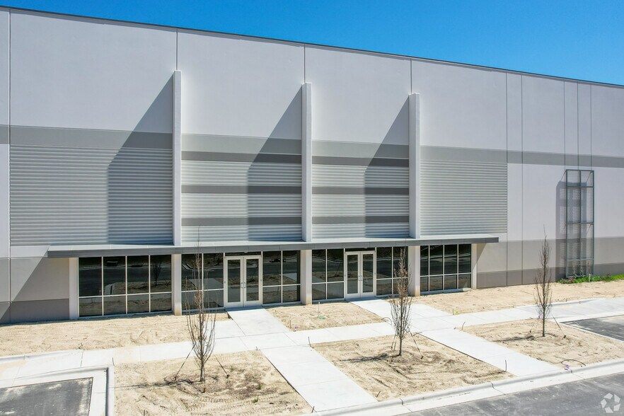 More Photos Of 565 Hinton Oaks Blvd, Knightdale Industrial For Lease