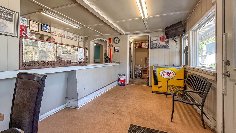 More Photos Of 1359 Sutherland Av, Kelowna General Retail For Sale