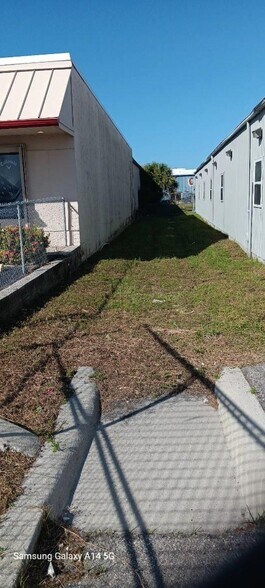 More Photos Of 11118 S Cleveland Ave, Fort Myers Warehouse For Lease