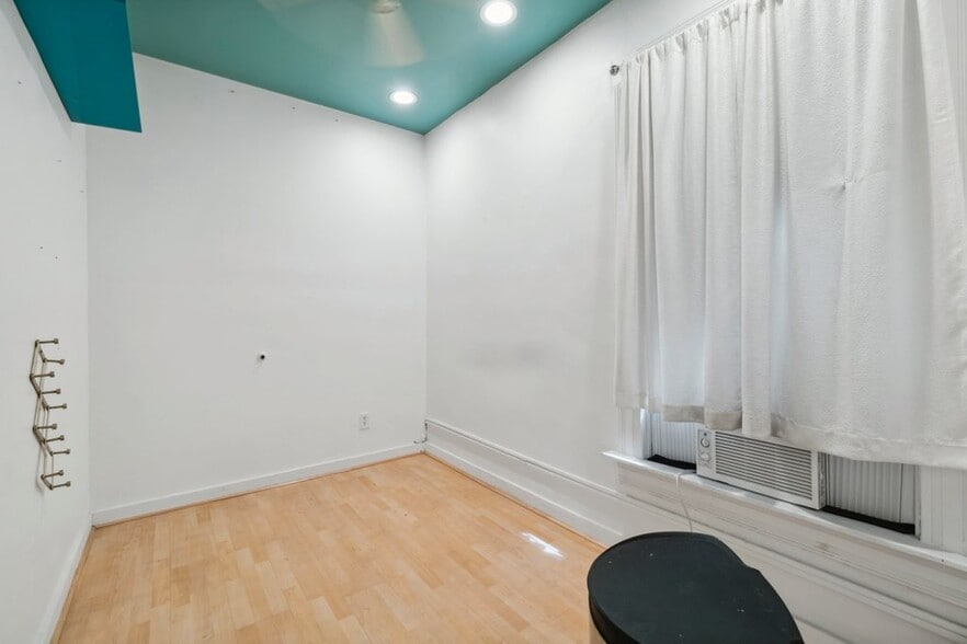 More Photos Of 519-521 N Charles St, Baltimore Office For Sale
