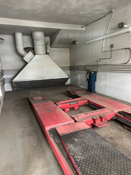 More Photos Of 47 Summer St, Natick Auto Repair For Lease