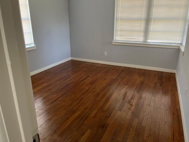 More Photos Of 1007 Meyer St, Sealy Multifamily For Sale