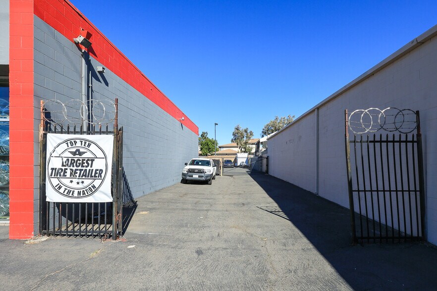 More Photos Of 960 W Holt Blvd, Ontario Freestanding For Lease