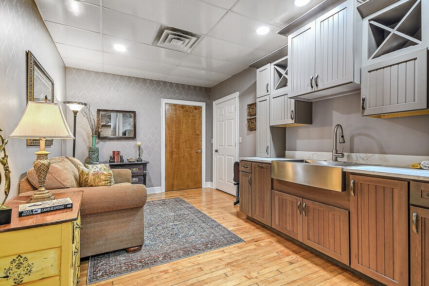 More Photos Of 220 Broad St, Kingsport Flex For Sale