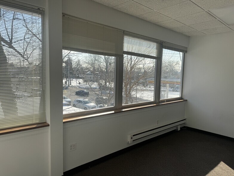 More Photos Of 240 Plandome Rd, Manhasset Office For Lease