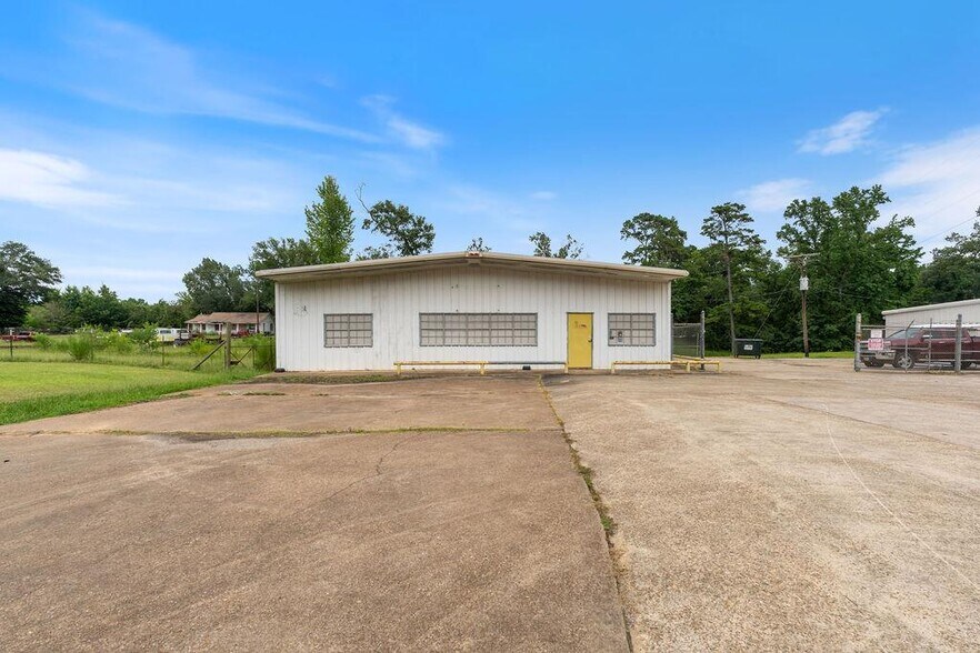 More Photos Of 2524 US Highway 96 N, Center Warehouse For Sale