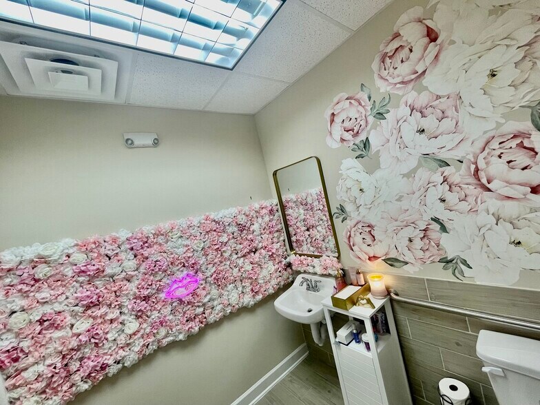More Photos Of 12440 Emily Ct, Sugar Land Medical For Lease