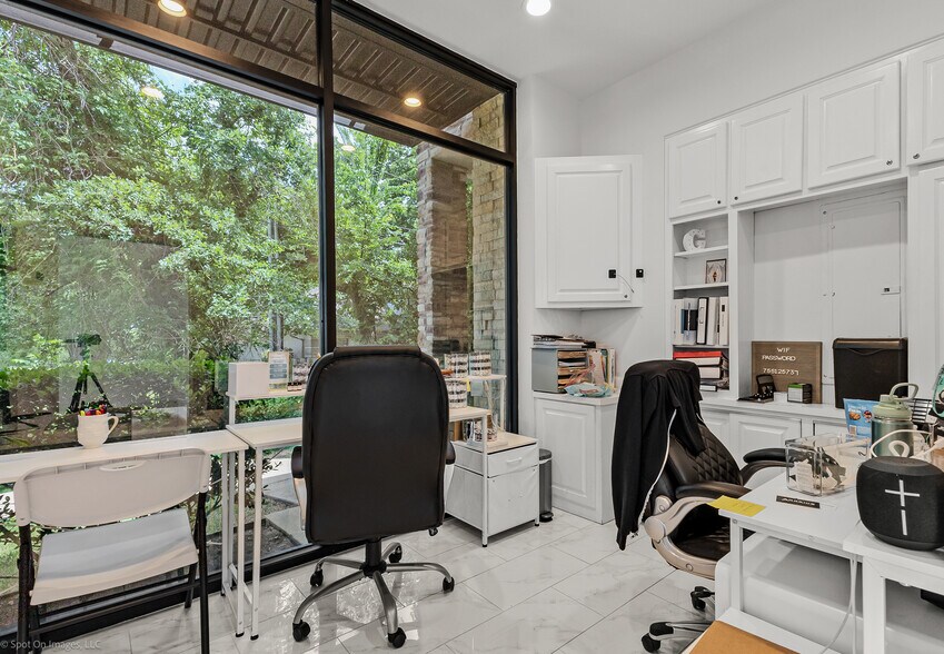 More Photos Of 1695 E Southlake Blvd, Southlake Freestanding For Lease