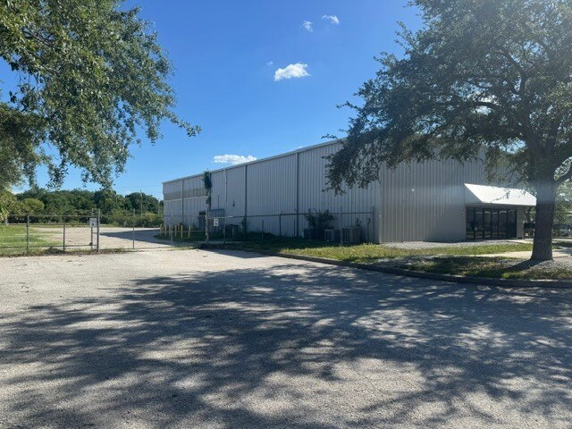 More Photos Of 9507 Palm River Rd, Tampa Warehouse For Lease