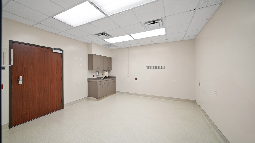 More Photos Of 910 N Highway 146, Baytown Medical For Sale