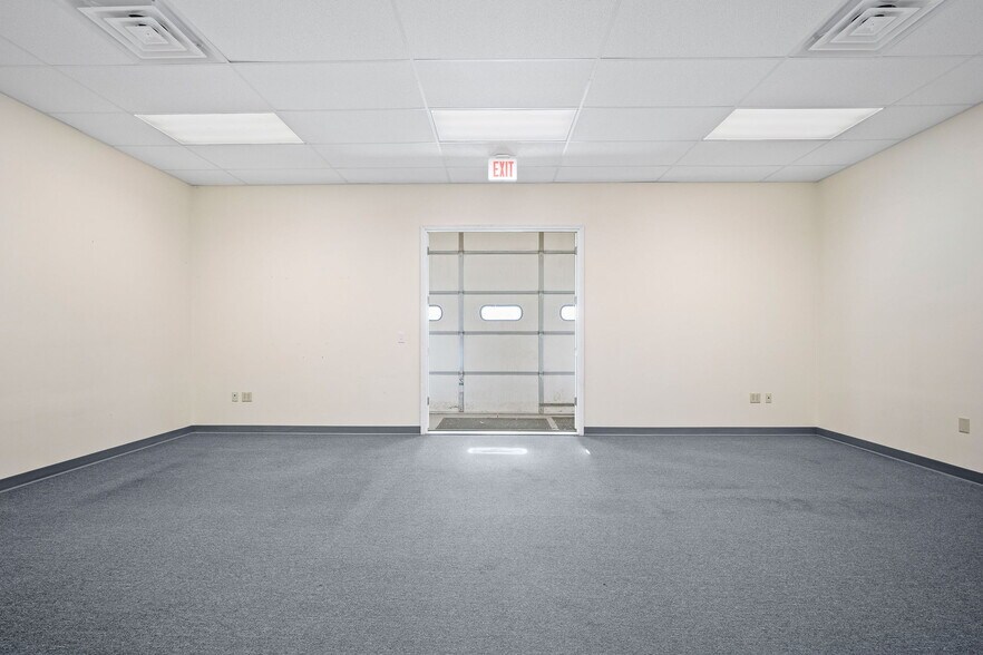 More Photos Of 5500 NW Johnston Dr, Johnston Flex For Lease