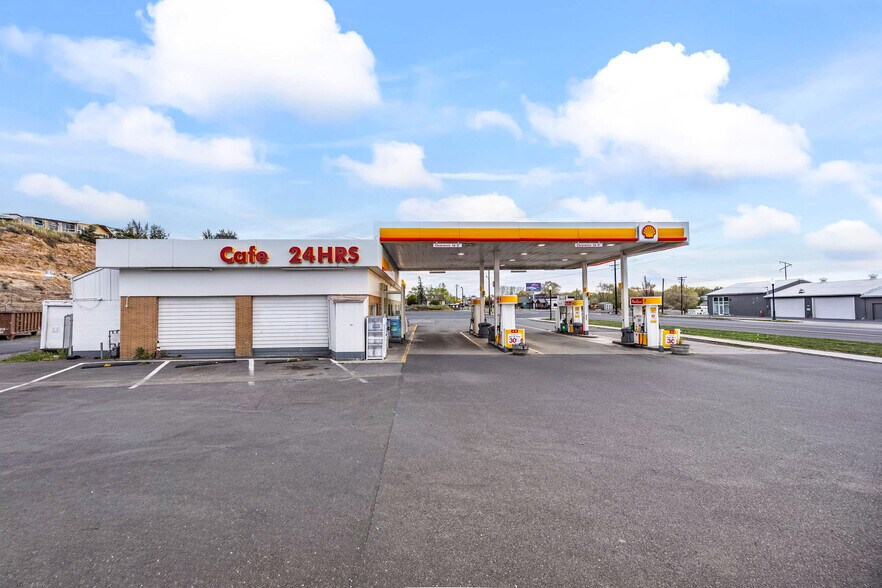 More Photos Of 992 SW Highway 97, Madras Service Station For Sale