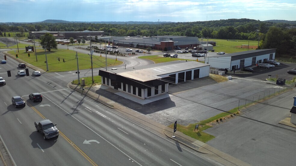 More Photos Of 2533 Russellville Rd, Bowling Green Showroom For Lease