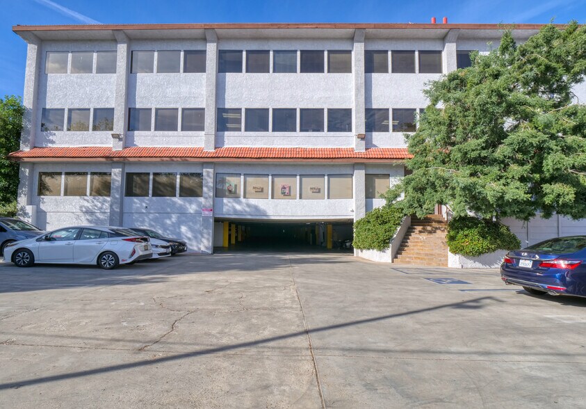 More Photos Of 5530 Corbin Ave, Tarzana Office For Lease