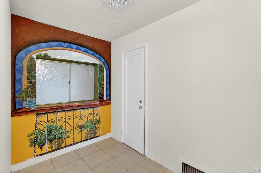 More Photos Of 4401 N 16th St, Phoenix Freestanding For Lease