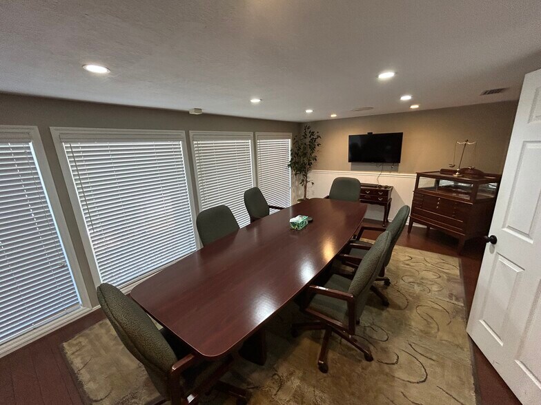 More Photos Of 223 Lithia Pinecrest Rd, Brandon Office For Sale