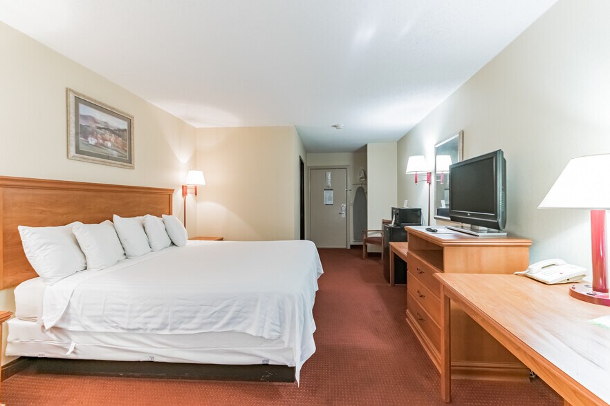 More Photos Of 127 Ontario Dr, Mount Hope Hotel For Sale