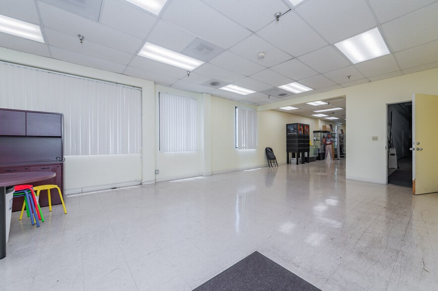 More Photos Of 380-384 Clinton St, Costa Mesa Manufacturing For Lease