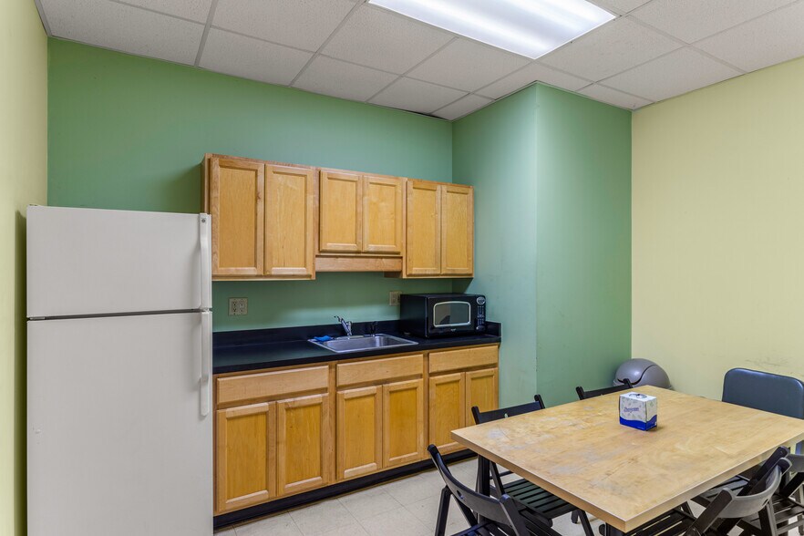 More Photos Of 205 Bourne Blvd, Savannah Warehouse For Sale